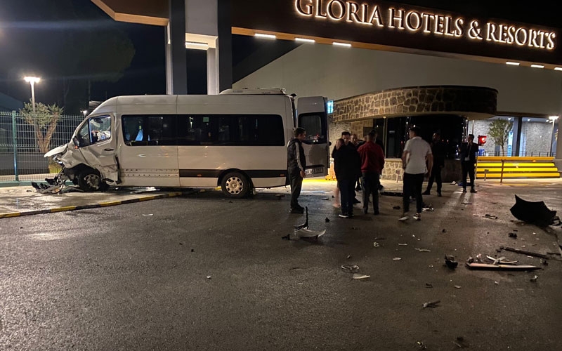  Tur minibüsü ile otomobil çarpıştı: 2 yaralı