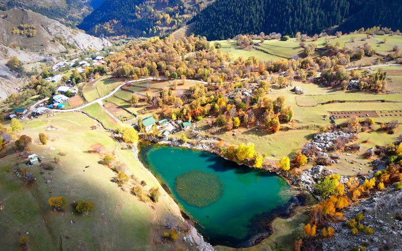 Şavşat, seyrine doyum olmayan sonbahar güzelliğini sergiliyor