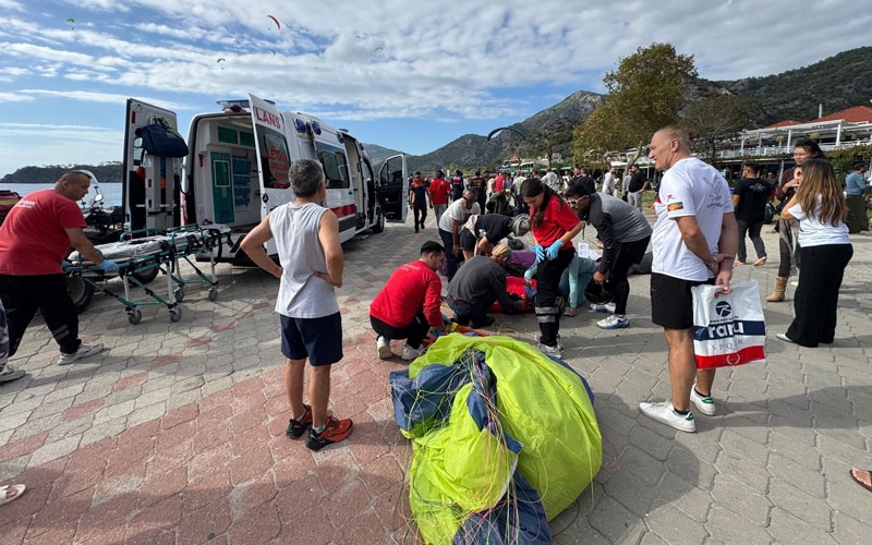 Fethiye’de yamaç paraşütleri havada çarpıştı: 3 kişi yaralandı