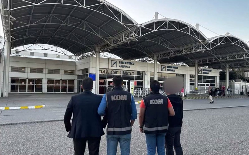 Antalya Havalimanı'nda zimmet ve kaçakçılık suçundan gözaltındaki 5 memur tutuklandı