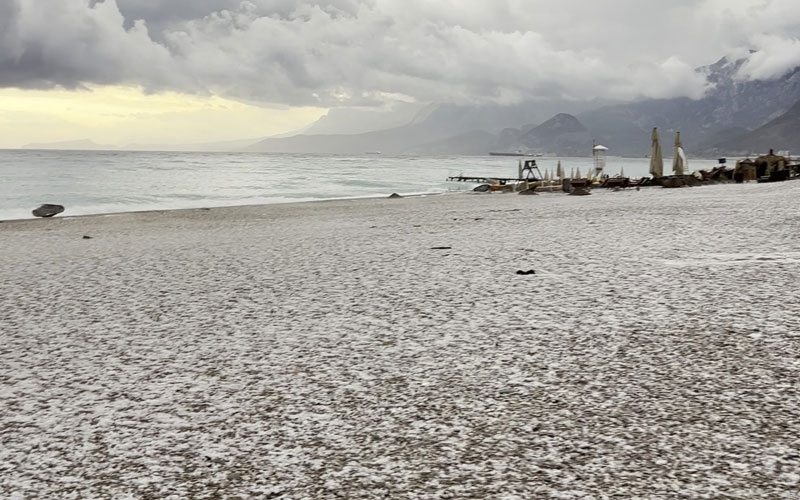 Antalya  Konyaaltı Sahili beyaza büründü