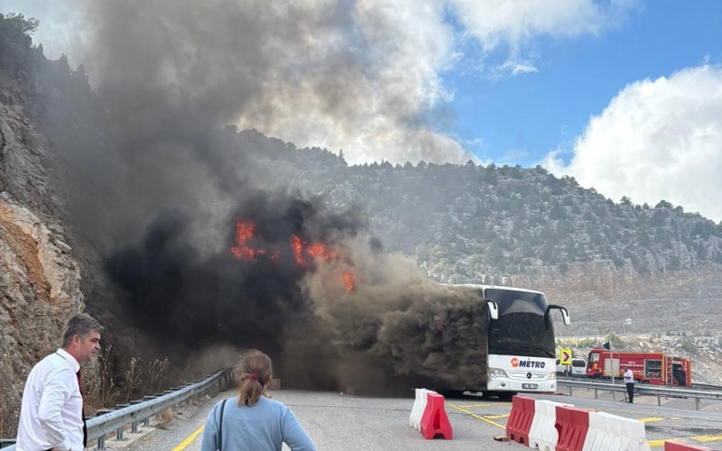 Yolcu otobüsü alev alev yandı