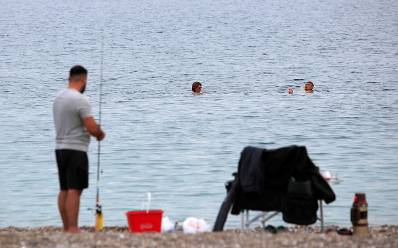 Antalya'da kasım ayında denize girmenin keyfini çıkardılar