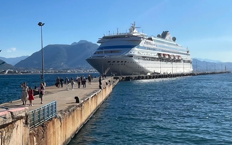Lüks kruvaziyer 616 yolcu ve 435 mürettebatıyla Alanya'ya demirledi