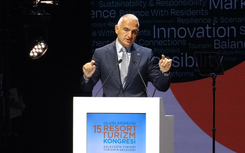 Bakan Ersoy’dan Otelcilere Net Mesaj: “Nisan ve Mayıs’ta Erken Rezervasyon İndirimini Sürdürün”