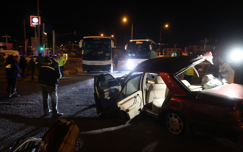 Turistleri taşıyan otobüs ile otomobil çarpıştı: 2 ölü, 3 yaralı