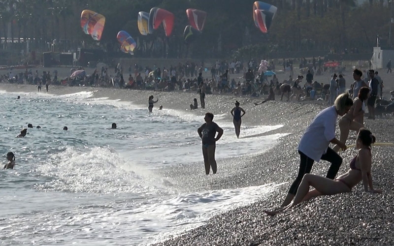 Kasım ayında denize girilen Antalya'da Konyaaltı sahili ziyaretçi akınına uğradı