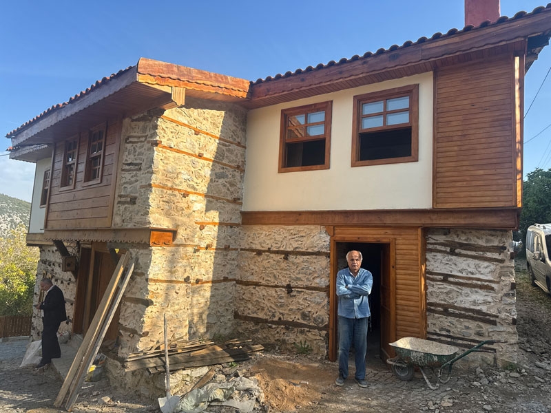 Antalya'da ata mirası tarihi düğmeli evler restore ediliyor