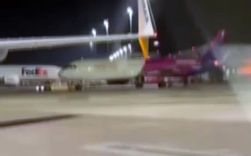 Almanya’da uçağı kaçıran iki yolcu, acil çıkış kapısının camını kırarak, piste daldı