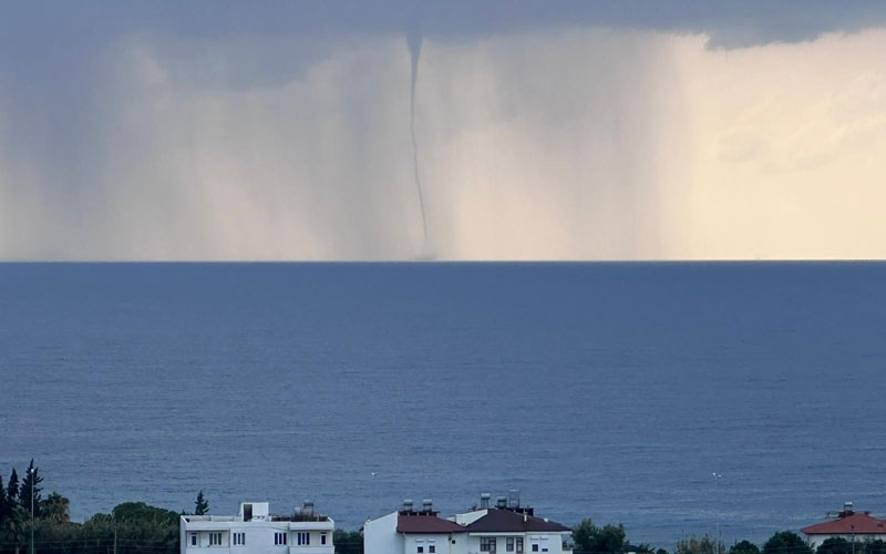 Antalya'da ardı ardına çıkan 2 hortum korkuttu