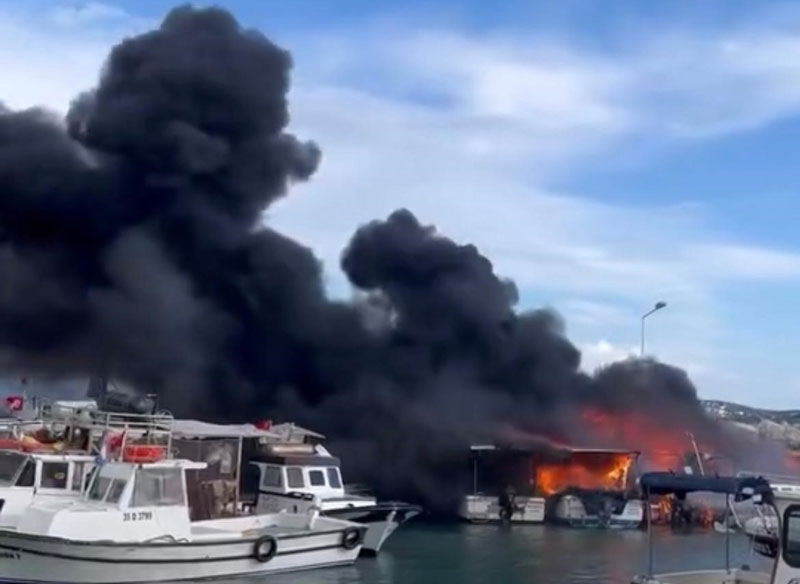 Turistik ilçede tekneler alevlere teslim oldu