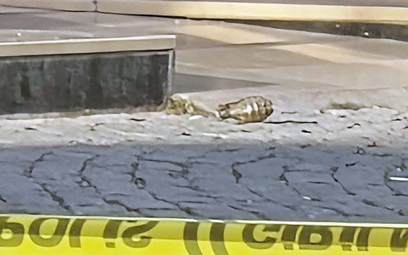 Otele el bombası atıldı