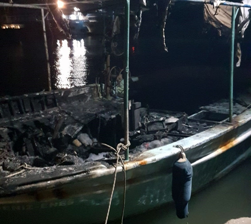 Antalya'da düşen yıldırım 3 tekneyi küle çevirdi