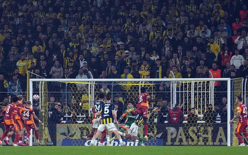 Galatasaray'a 90+5 şoku! Fenerbahçe evinde yıkılmadı