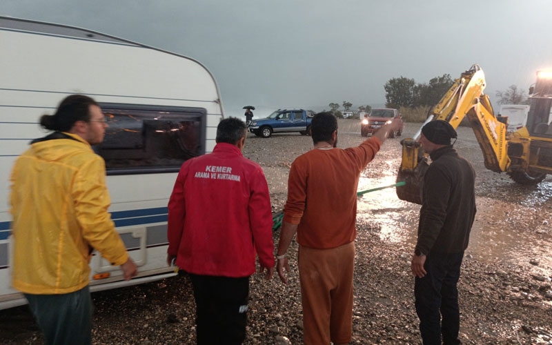 Karavanla denize sürüklenen Rus turistler kurtarıldı