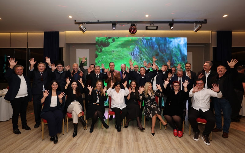 TURİZMCİLERİN ELİNİDE AYAĞINIDA ÖPERİZ