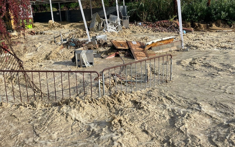 Sağanakta taşan dere 5 yıldızlı otelin sahildeki kafesini yıktı