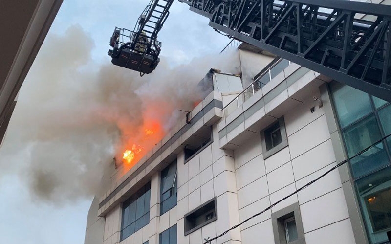 Otelin çatı katı alevlere teslim oldu