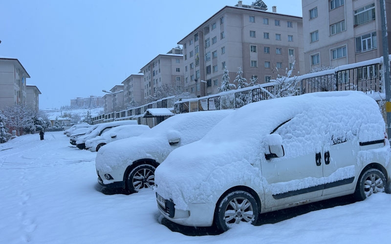 Yoğun kar yağışı nedeniyle uçak seferleri rötar yaptı