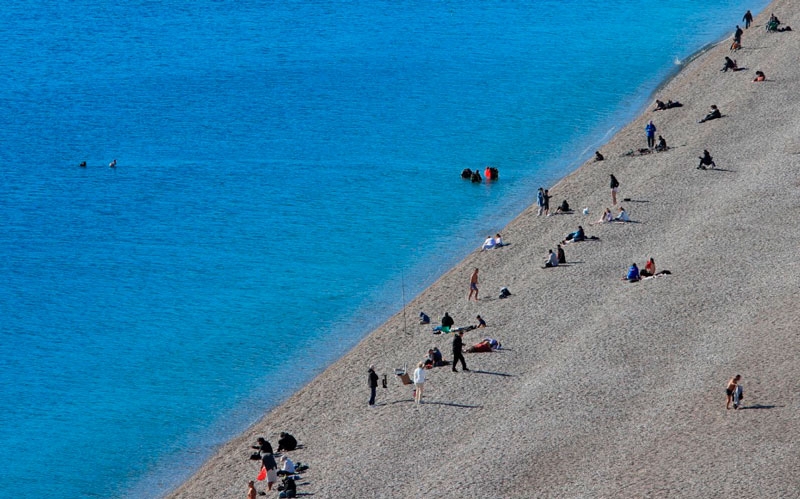 Türkiye karla mücadele ederken Antalya’da deniz sefası yaşanıyor