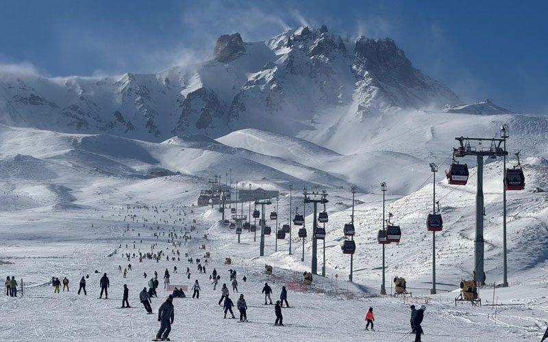 Erciyes'te hafta sonu pistler kayak severlerle doldu