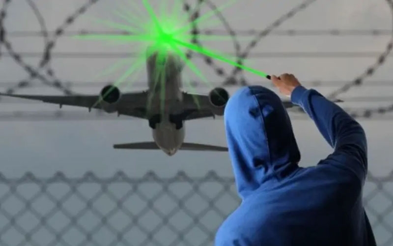 Uçağa lazer tutana ve uçakta sigara içene rekor cezalar uygulanacak