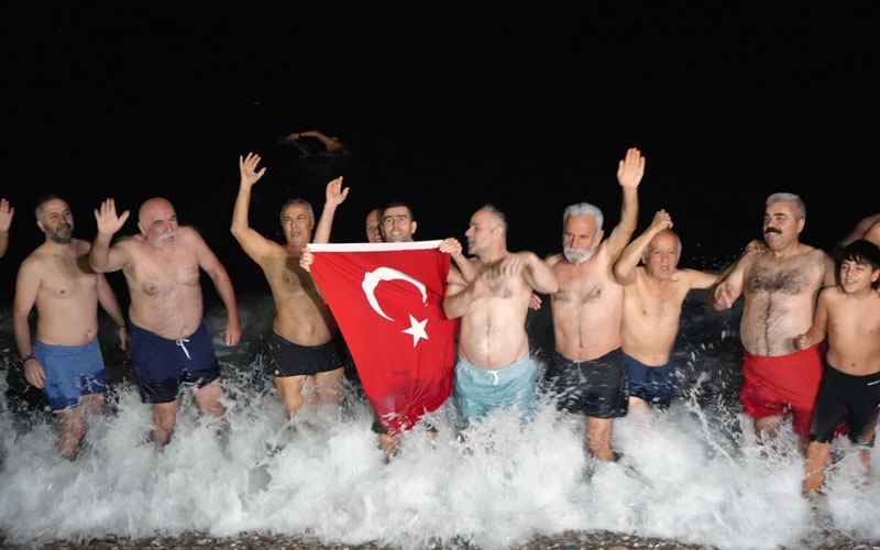 Antalyalılar 2026'yı denizde karşıladı