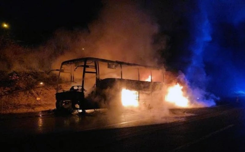 Otoyolda 39 yolcusu bulunan otobüs alev alev yandı
