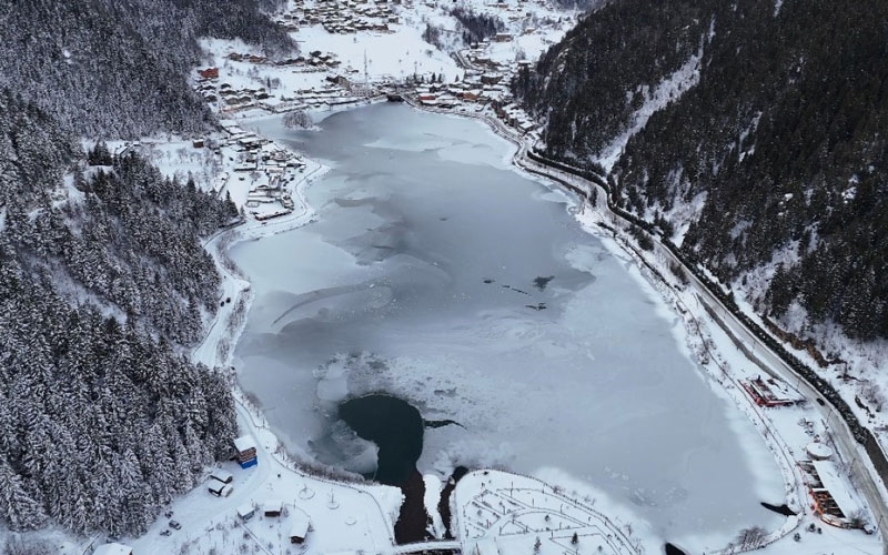 Ünlü turizm bölgedeki göl buz tuttu