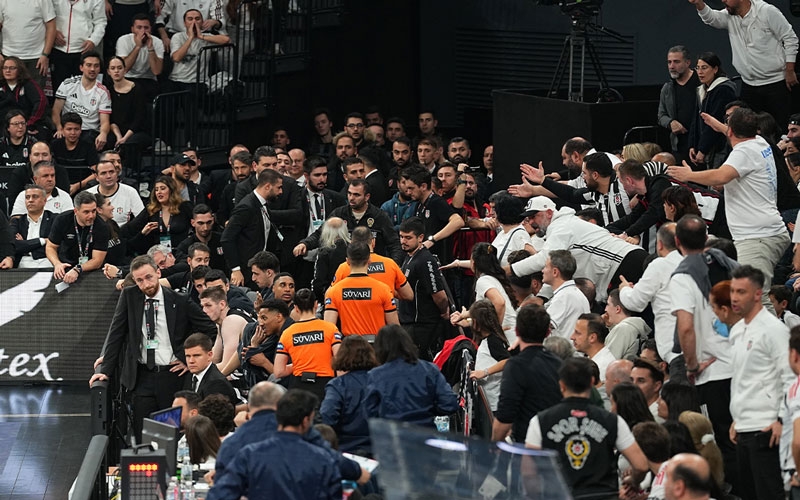 Beşiktaş - Fenerbahçe derbisine tribün olayları nedeniyle ara verildi