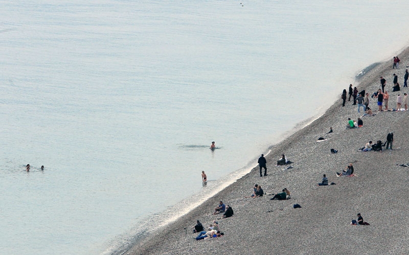 Antalya'da yabancı turistler soğuk havaya aldırış etmeden denize girdi