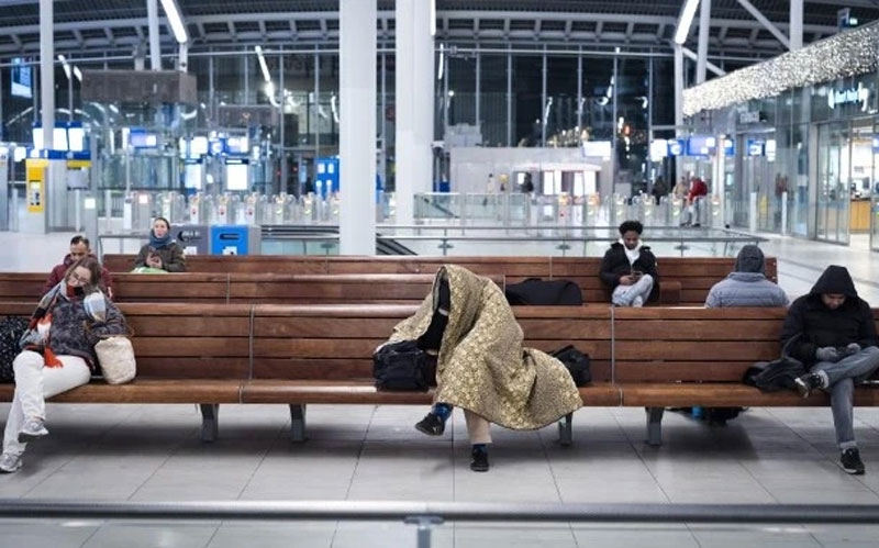 Avrupa'da uçuşlar iptal, trenler durdu