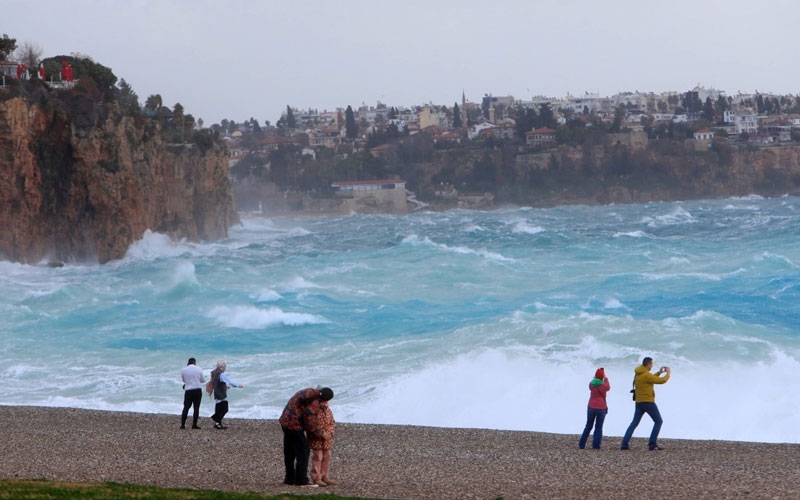 Antalya’da çatı uçtu, aracın üzerine tabela devrildi, elektrik telleri koptu