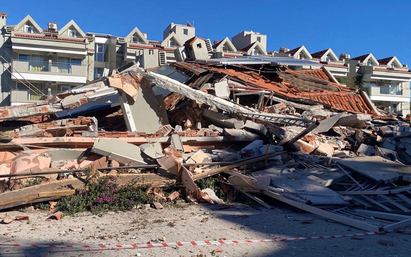 Güçlendirme çalışması yapılan apart otel çöktü