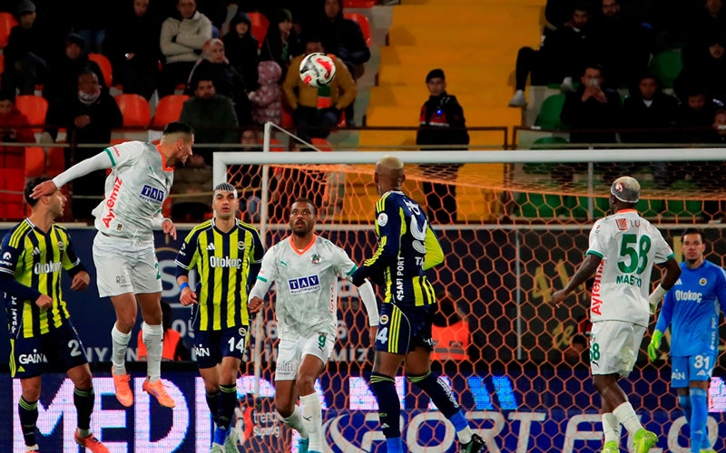 Zirvede fark 1'e düştü! 5 gollü düelloda kazanan Fenerbahçe