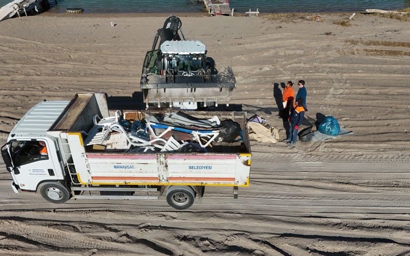 Antalya'da 5 saatte sahilden 52 torba çöp topladılar