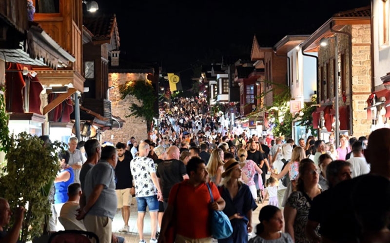 Seyahate çıkan yerli turistler, 276 milyar 111 milyon 406 bin TL harcadı