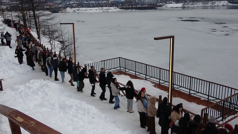Uzungöl'ün çevresinde binlerce kişi horon oynadı