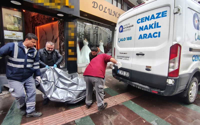 Otel odasında ölü bulundu