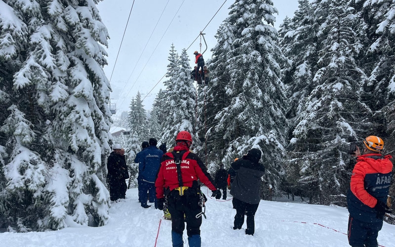 Uludağ'da telesiyej arızası: 52 tatilci kurtarıldı, 8 kişiyi kurtarma çalışması sürüyor