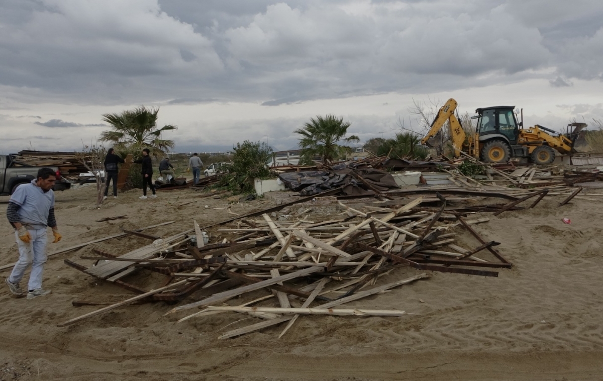 Side büyük plajda günübirlik 15 işletme yıkıldı