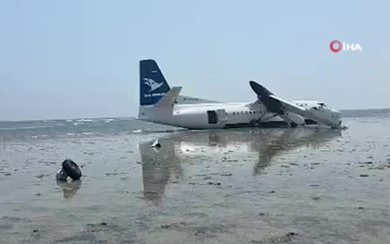 Yolcu uçağı denize acil iniş yaptı