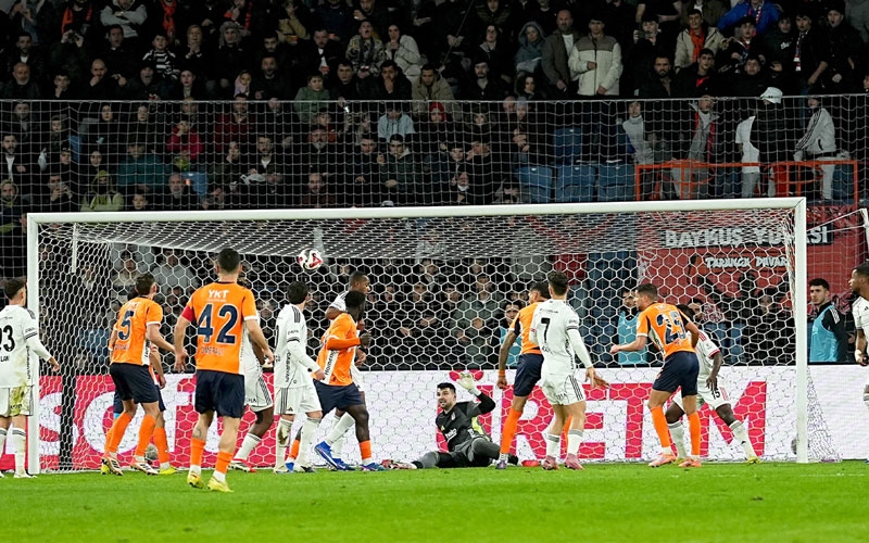 Zafer 90+7'de geldi! Beşiktaş, Başakşehir'de hata yapmadı