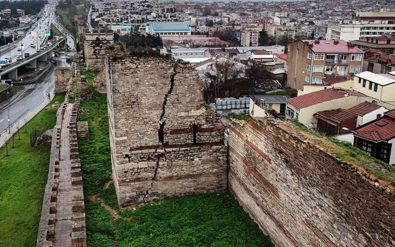 İstanbul'un tarihi surları yıkılma tehlikesiyle karşı karşıya