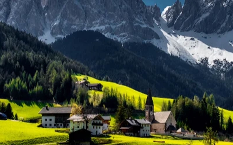 Turistler gelmesin diye köyün yollarını kapatıyorlar