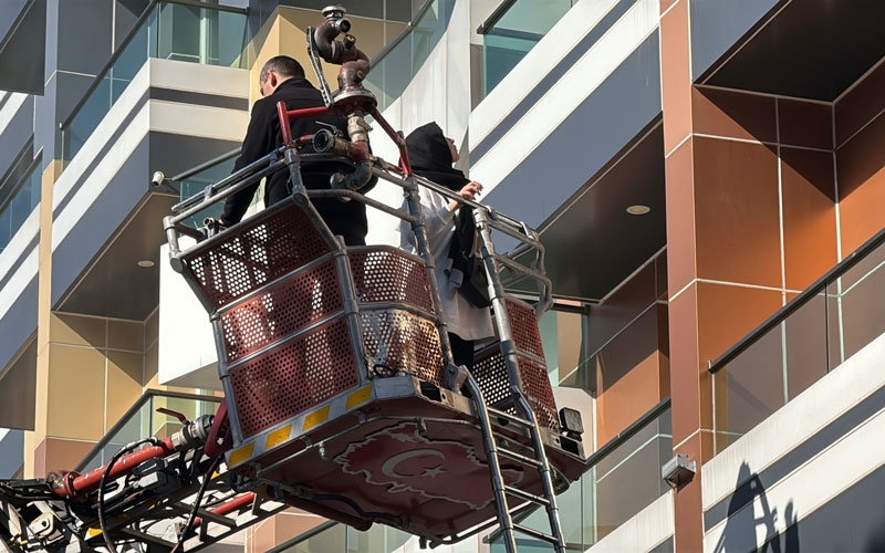 Otel yangınında mahsur kalan 8 kişi kurtarıldı