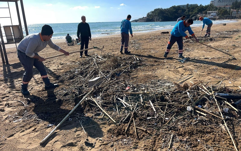 Fırtına sonrası plajlarda temizlik yapıldı