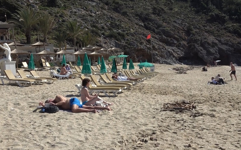Alanya'da şubat ortasında deniz keyfi yaşanıyor