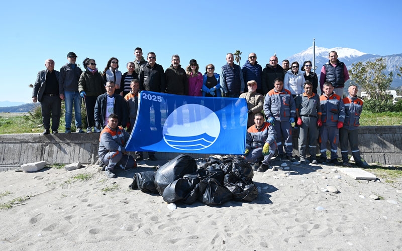 Kemer’de sahili temizlediler