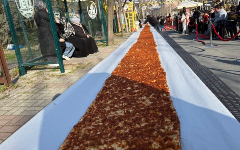 63 metrelik dev lahmacun Guinness’e girdi